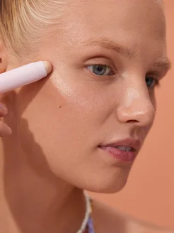 Хайлайтер для лица стик-карандаш READY TO GLOW crystal mood BLONDESISTER. Цвет светло-золотистый, бежевый нейтральный, золотистый. Вид 3.