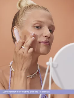 Хайлайтер для лица стик-карандаш READY TO GLOW crystal mood BLONDESISTER. Цвет светло-золотистый, бежевый нейтральный, золотистый. Вид 4.