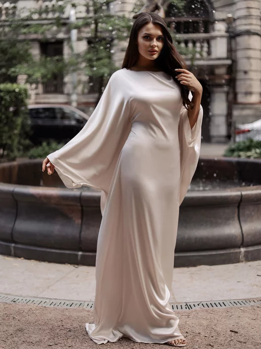 девушка в длинном шелковом платье