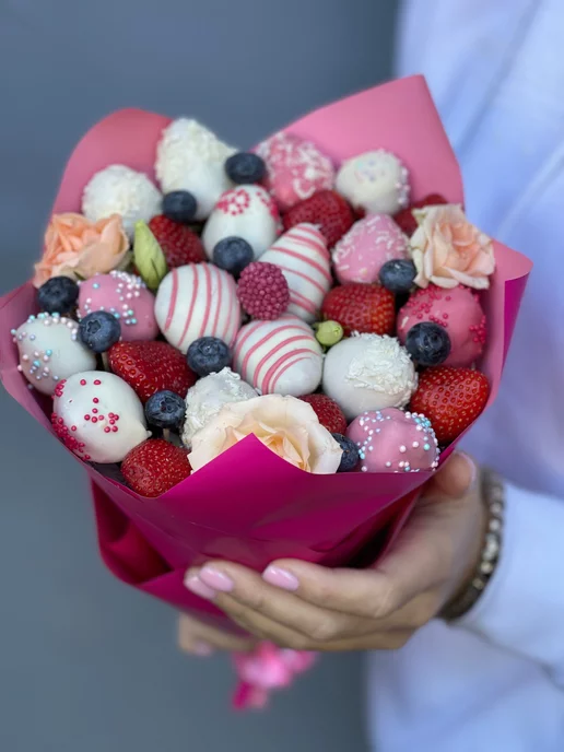 Tuta Fruta Миниатюрный букет из клубники и кустовой розы, вариант
