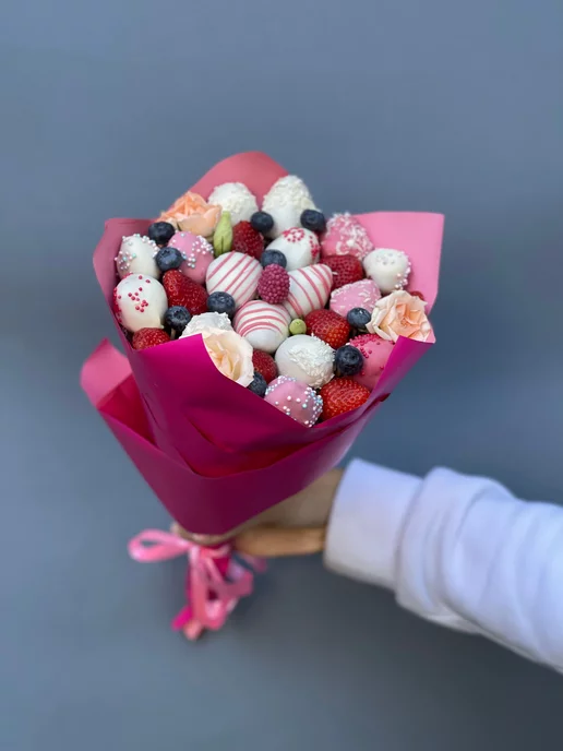 Tuta Fruta Миниатюрный букет из клубники и кустовой розы, вариант, фото 2