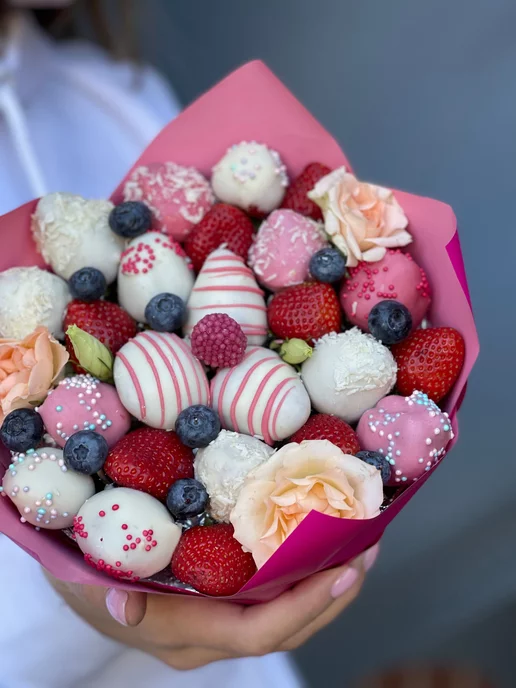Tuta Fruta Миниатюрный букет из клубники и кустовой розы, вариант, фото 3