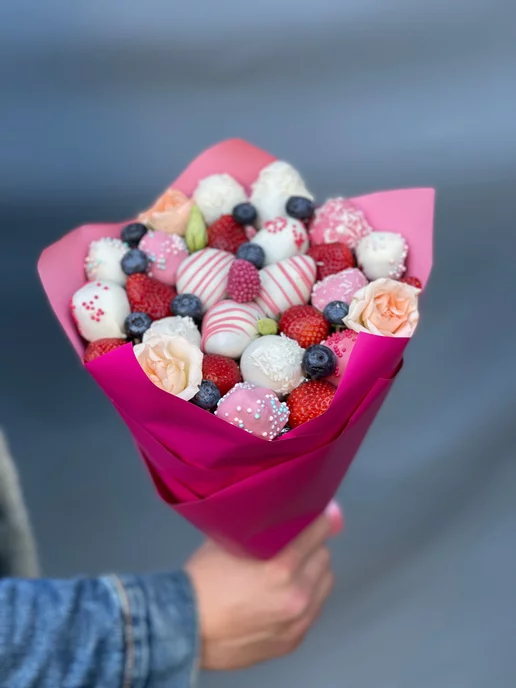 Tuta Fruta Миниатюрный букет из клубники и кустовой розы, вариант, фото 4
