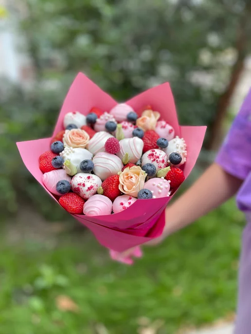 Tuta Fruta Миниатюрный букет из клубники и кустовой розы, вариант, фото 5