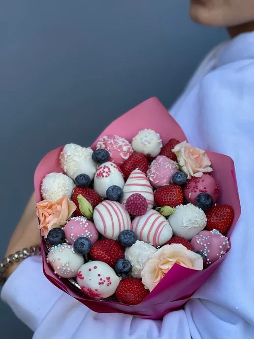 Tuta Fruta Миниатюрный букет из клубники и кустовой розы, вариант, фото 6