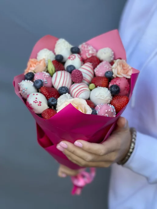 Tuta Fruta Миниатюрный букет из клубники и кустовой розы, вариант, фото 7