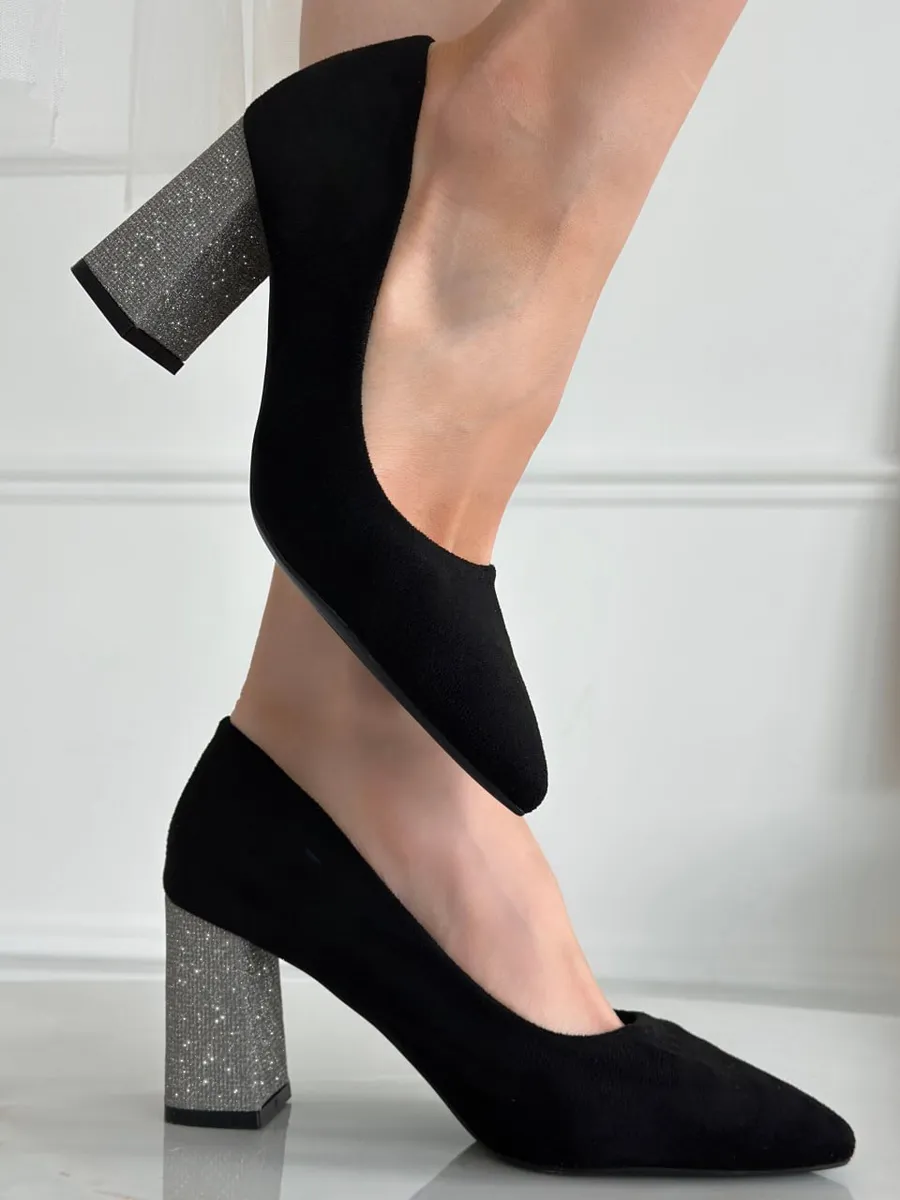 Вечерние туфли с блестящим каблуком