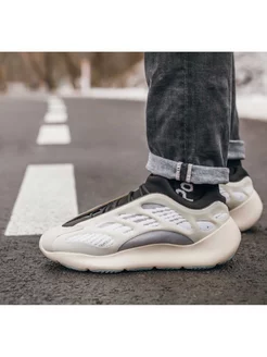 Кроссовки YEEZY BOOST 700 V3