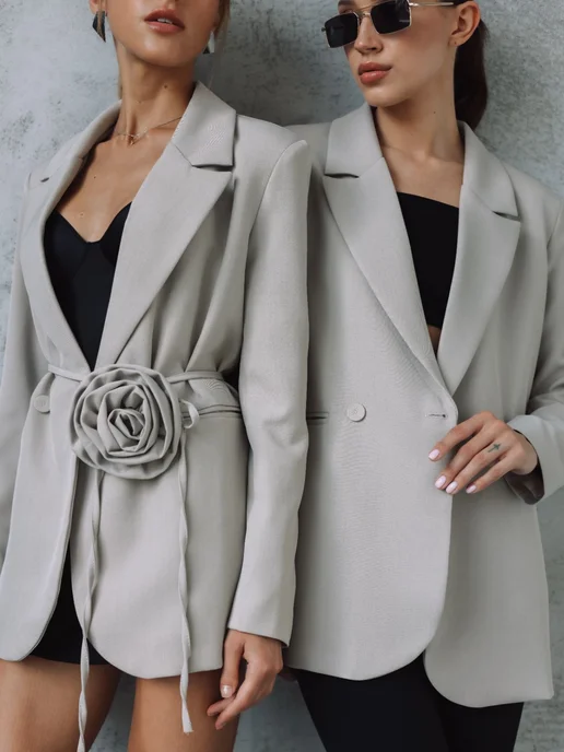 Yalangoch qizlar chomilayotganini tomosha qiling