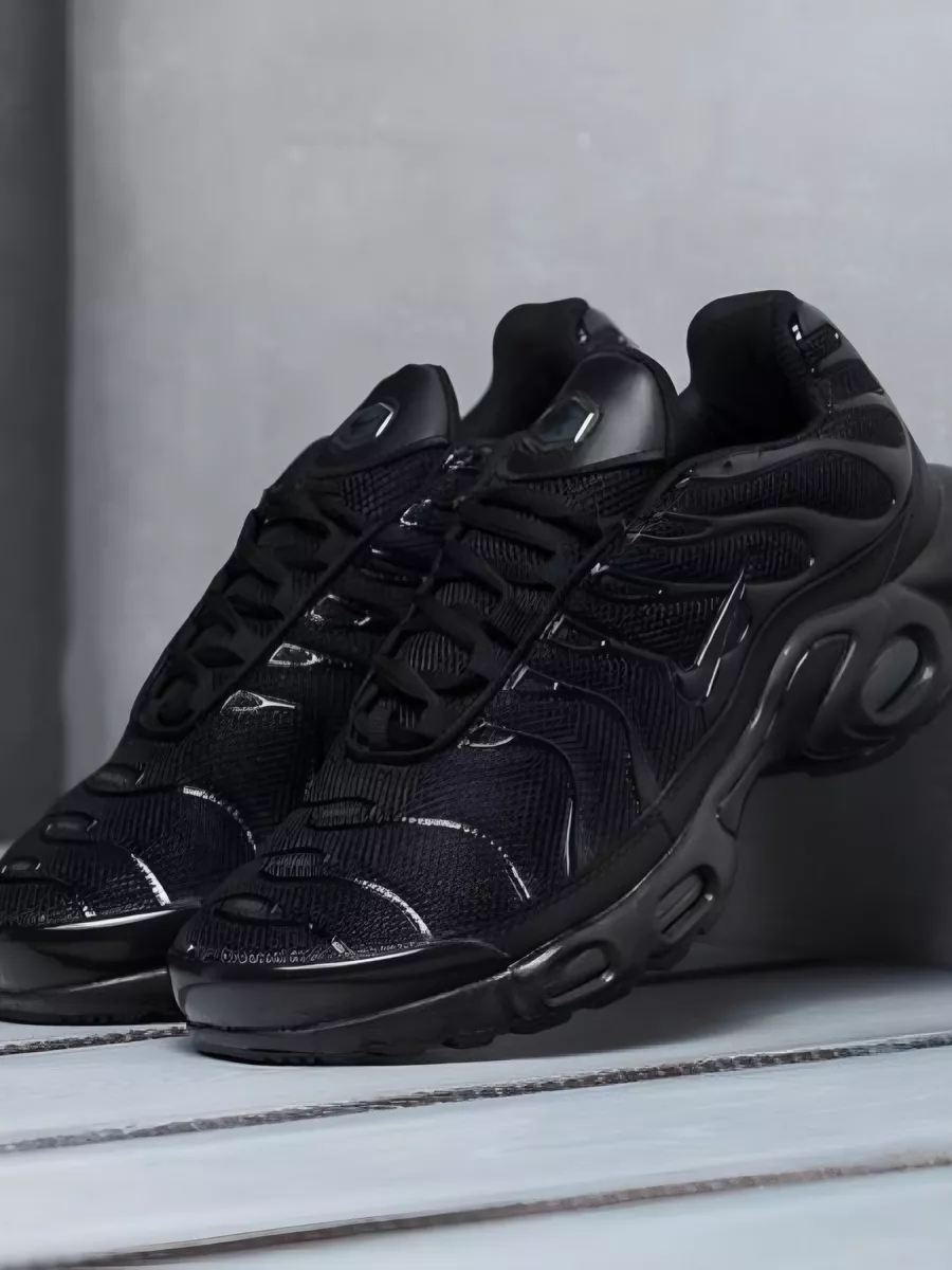 Air max tn plus triple black best sale