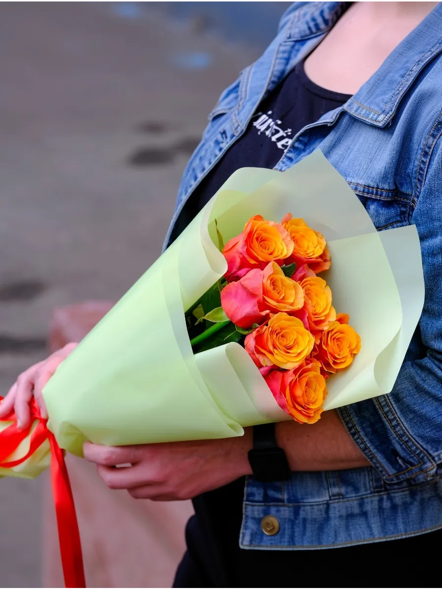 Букет из 7 роз в пленке